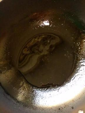 将糖汁均匀的浇在每个草莓花上