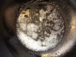 将熬好的糖汁晾凉