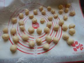 油皮分成16克 油酥皮粉成10克一个