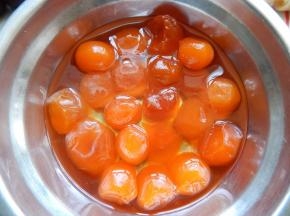 蛋黄放油里泡一个晚上