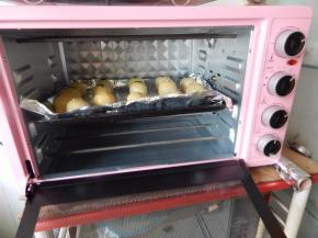 把烤盘放至中下层，上管180度下管150度 烤15-18分钟