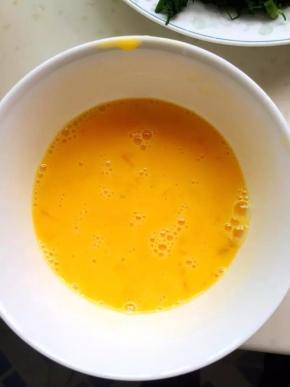 5、鸡蛋在碗中打散