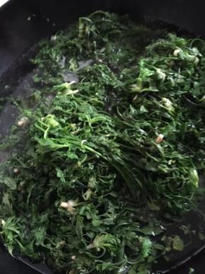 2、锅中烧开水，倒入荠菜汆烫变软后捞出