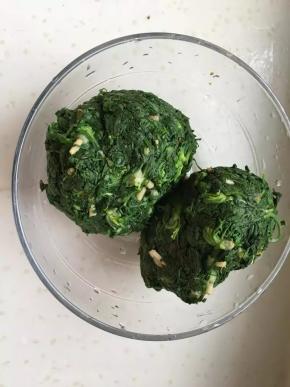 3、稍凉后用手挤压出水分