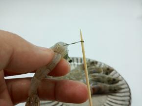 对虾先剥壳，再用牙签挑去虾线，再用刀在虾的虾背划一下