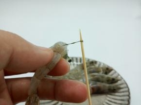 对虾先剥壳，再用牙签挑去虾线，再用刀在虾的虾背划一下