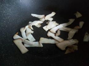 锅里放一点点油，炒香杏鲍菇