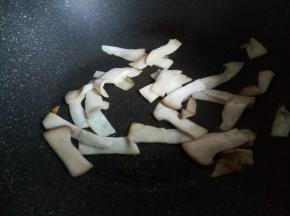 锅里放一点点油，炒香杏鲍菇