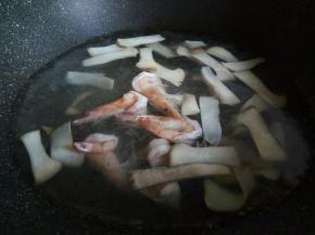 倒一碗高汤，放虾，