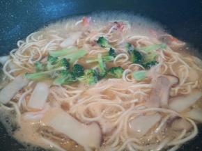 放花菜，煮熟，加盐，生抽，鸡精调味就可以。