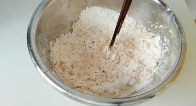 面粉加入南瓜泥，酵母，搅拌成絮状。