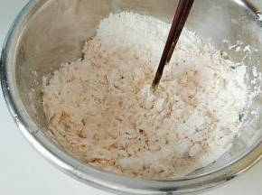 面粉加入南瓜泥，酵母，搅拌成絮状。