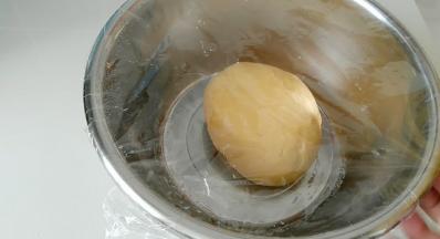 揉成光滑面团，盖上保鲜膜发酵。