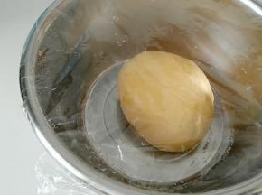 揉成光滑面团，盖上保鲜膜发酵。