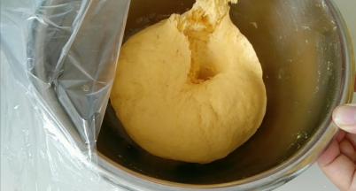 发酵到撕开有大孔，既发酵差不多了。