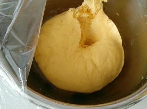 发酵到撕开有大孔，既发酵差不多了。