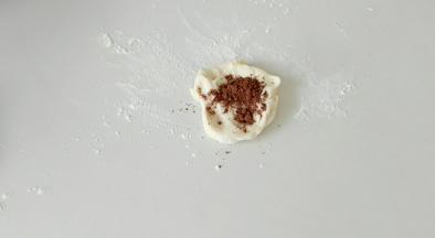 另和一部分白面团，取部分，加入适量可可粉。[面粉75克，酵母1.5克，水50ml左右。]