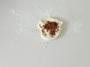 另和一部分白面团，取部分，加入适量可可粉。[面粉75克，酵母1.5克，水50ml左右。]