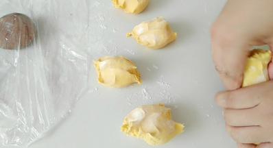 充分揉捏排气后，分成小剂子。