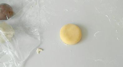 然后摁成这样，圆扁圆扁的样子。