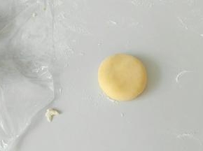 然后摁成这样，圆扁圆扁的样子。