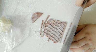 可可粉面团，切成条。