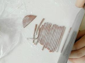 可可粉面团，切成条。