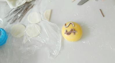 做出美元表情。