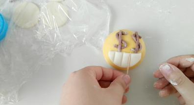 粘上白面团，牙签摁出牙齿，一副笑嘻嘻的表情诞生了。