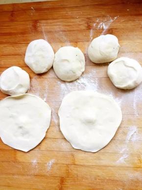 将面团切成小剂子，擀成薄薄的面皮