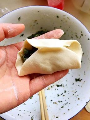 取一个皮包上馅，捏成如图样，包好，依次包好剩余的