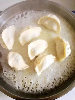 均匀的倒入入水淀粉，盖上锅盖煮至汤汁收干即可