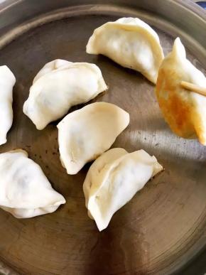 夹起一个可以看到已烙至底部微黄