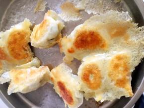 关火翻面再略煎另一面，盛出即可