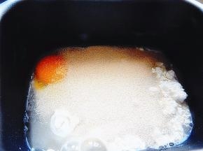 加入酵母，柔面