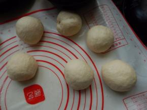 醒好的面团分成小块