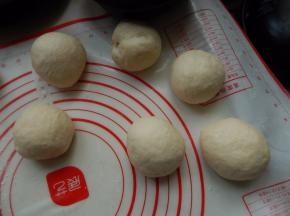醒好的面团分成小块