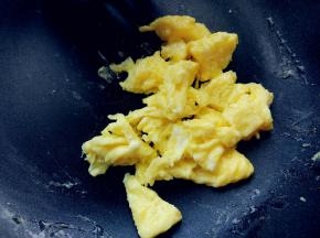 鸡蛋加盐打散，在锅中炒至六七成熟，倒出备用