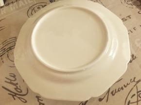 再取一个平底盘盖在装米饭的碗上