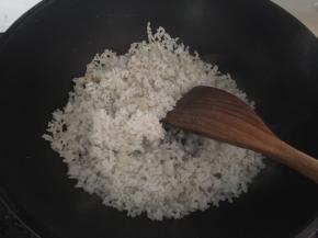 放剩米饭炒散炒热