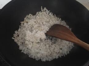 放剩米饭炒散炒热
