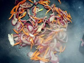 热锅热油，炒软洋葱后，加入胡萝卜丝翻炒几下