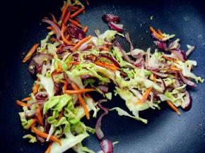 倒入卷心菜，快速翻炒