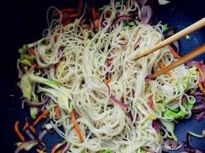 倒入沥净水分的面条，加盐后用筷子拌炒