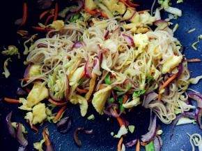 倒入鸡蛋块，锅边烹少许生抽，炒匀盛出即可
