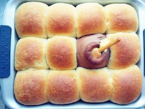 取出稍晾凉，用融化的柠檬巧克力和一根手指饼干装饰蜂蜜罐