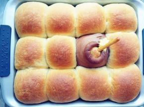 取出稍晾凉，用融化的柠檬巧克力和一根手指饼干装饰蜂蜜罐