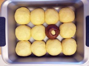 将薄片环起，包住圆球，做成蜂蜜罐的样子。其他面团揉成球，放入模具中