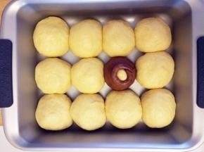 将薄片环起，包住圆球，做成蜂蜜罐的样子。其他面团揉成球，放入模具中