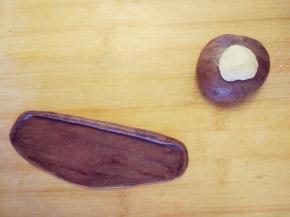 其中一块加少许可可粉，揉匀后分成两部分，一部分团成球，另一部分擀成长条薄片，边缘卷起